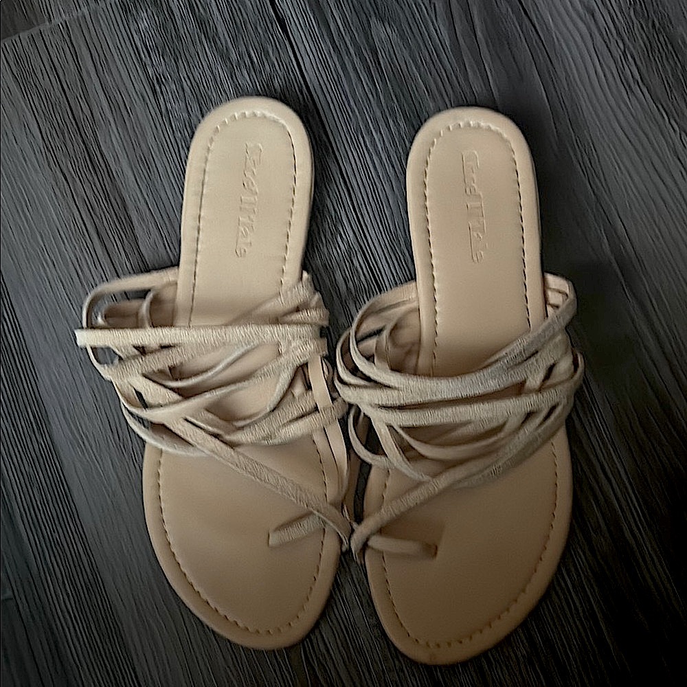 Shoe' N Tale Strappy Flat Sandal - Picture 3 of 6